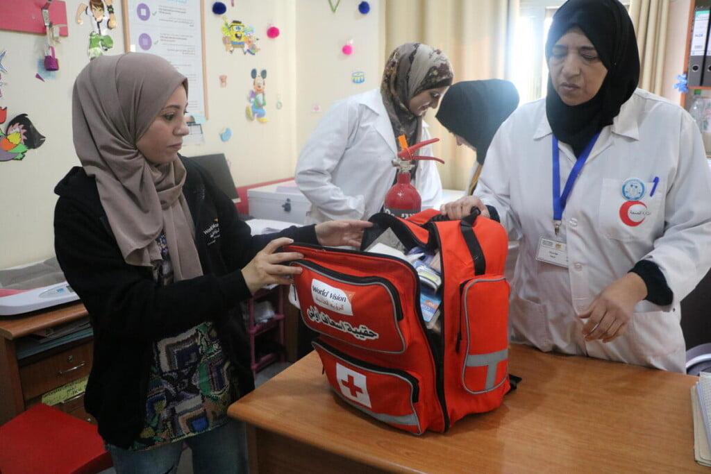 World Vision ha distribuido bolsas de primeros auxilios a clínicas de salud y clínicas móviles en Cisjordania.jpg