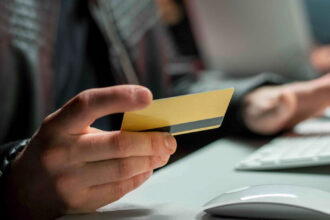 La copia de tarjetas de crédito o carding