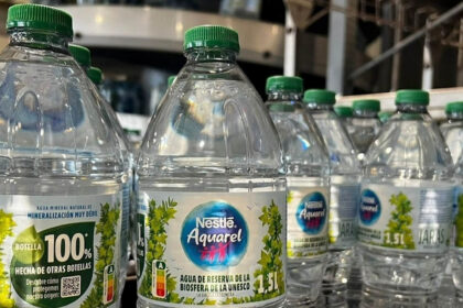 Los envases de 0,75 cl y 1,5 litros de Nestlé Aquarel ya contienen 100% plástico reciclado