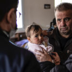 Una familia recibe ayuda humanitaria en Siria tras el terremoto - Médicos del Mundo