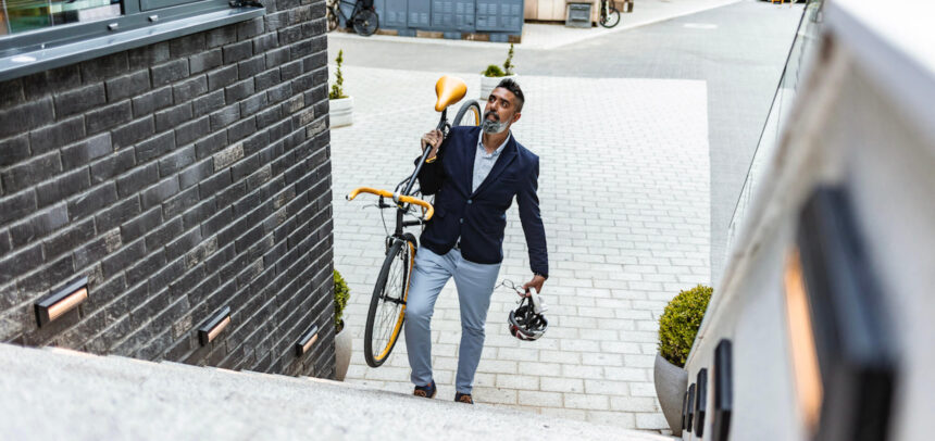 Empleado acude a su puesto de trabajo en bicicleta, apostando por la movilidad sostenible - Estudio de HAYS