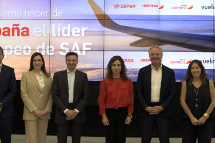 Foto grupal de los líderes empresariales en la presentación del informe SAF