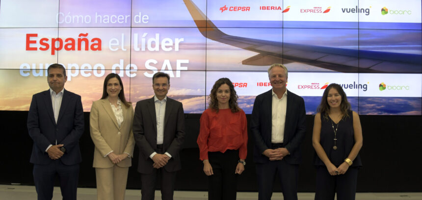 Foto grupal de los líderes empresariales en la presentación del informe SAF